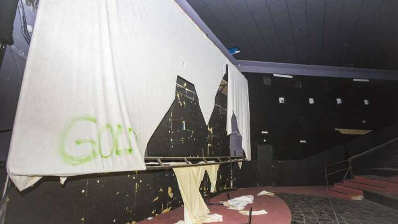 Foto reciente de los daños causados por los vándalos al edificio de los cines. No se han librado ni las pantallas (Foto C7)